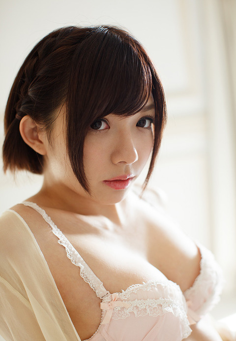 おっぱいの谷間にムラムラくるエロ画像　16